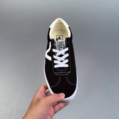 Sport Low Black White Skateboarding Shoes VN0A3WLQUL1