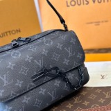 Men's Steamer Monogram Messenger Bag Black M46795 24cm