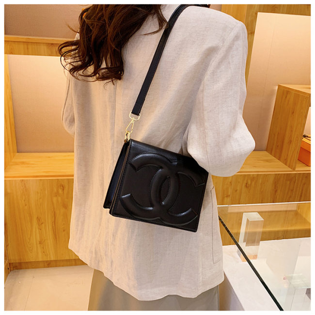 5A Women's Simple Large Logo Shoulder Bag Black
