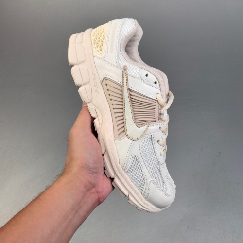 5A Zoom Vomero 5 Sneakers Beige