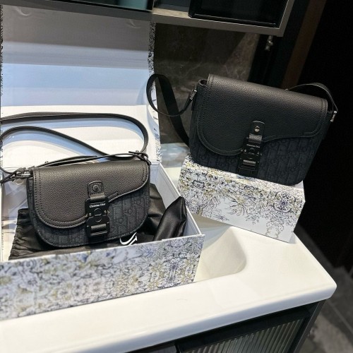 Original Oblique Saddle Flap Messenger Bag
