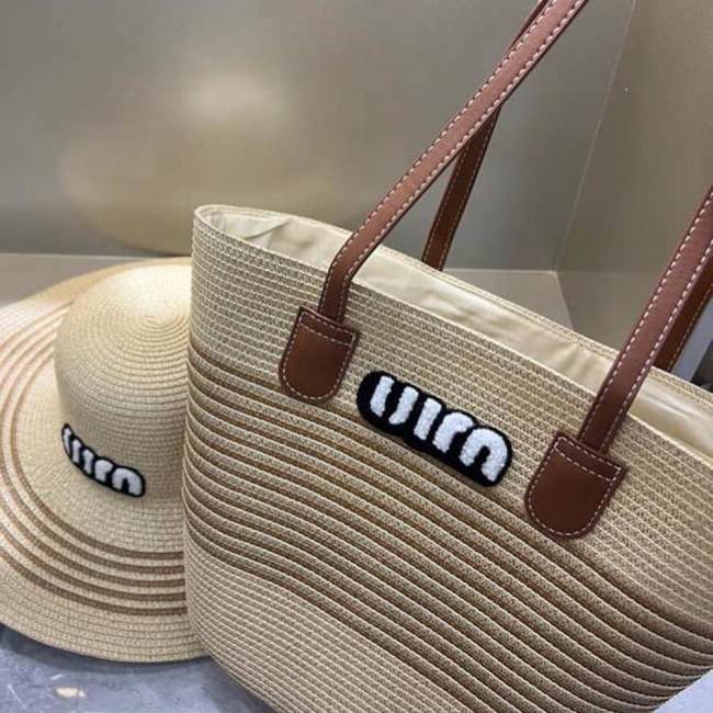 5A Raffia Handbag and Wide-Brimmed Hat