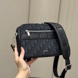 Original Safari Messenger Bag Luxury Leather Crossbody Bag for Men 1ESPO206YKY