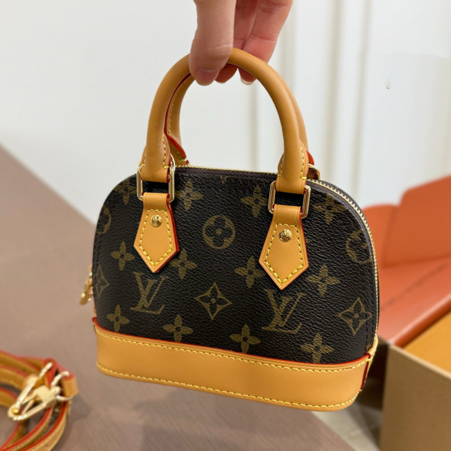 Original Alma nano Monogram 240911 18 x 12 cm