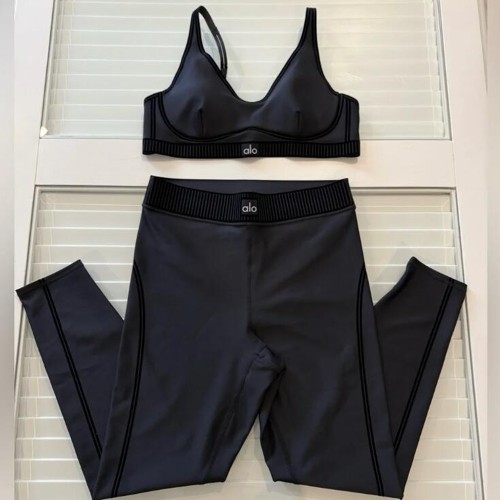 5A High-Waisted Leggings And A Matching Sports Bra Set