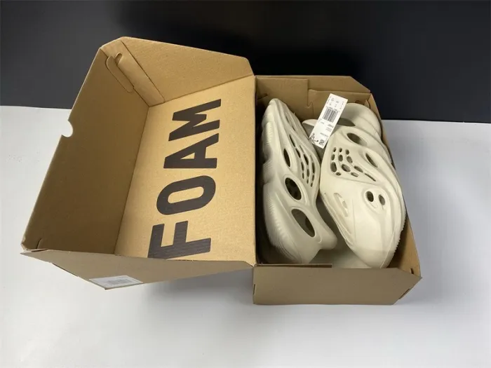 Yeezy Foam RNNR Sand FY4567
