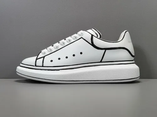 ALEXANDER MCQUEEN OVERSIZED WHITE BLACK OUTLINE