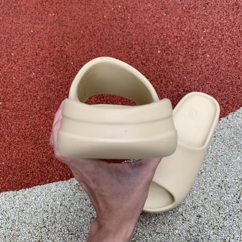 YEEZY SLIDE DESERT SAND