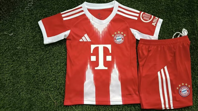 FC Bayern Munich home kid 25-26