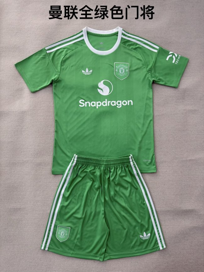 Manchester United goalkeeper green kid adult with shorts 25-26