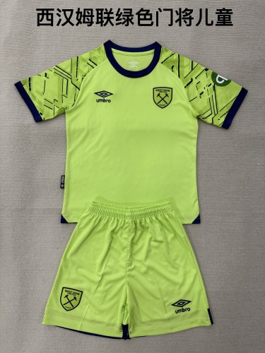 West Ham United goalkeeper green kid 25-26