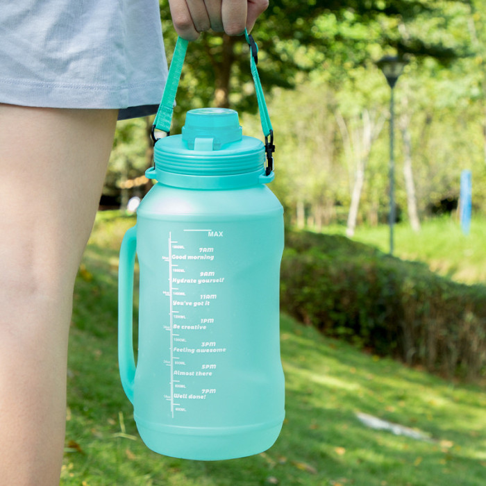 China Warehouse 64oz Large Collapsible Reusable Portable Silicone Travel Water Bottles with Time Markers and Carry Strap