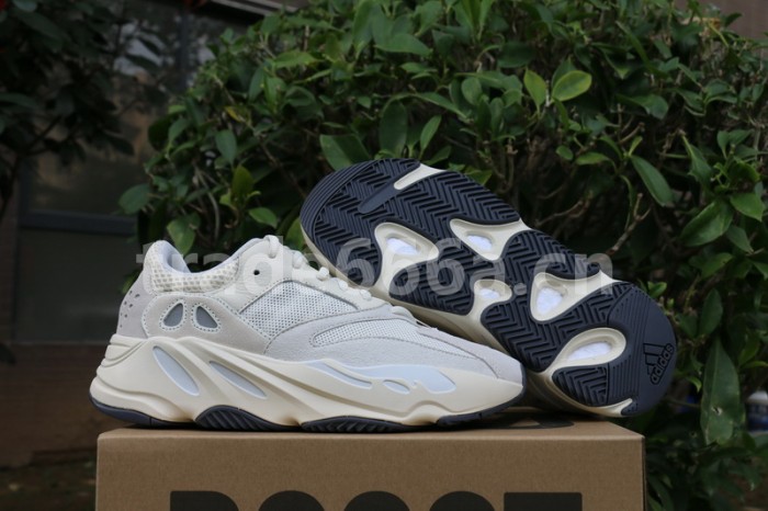 Authentic Yeezy 700“Analog”