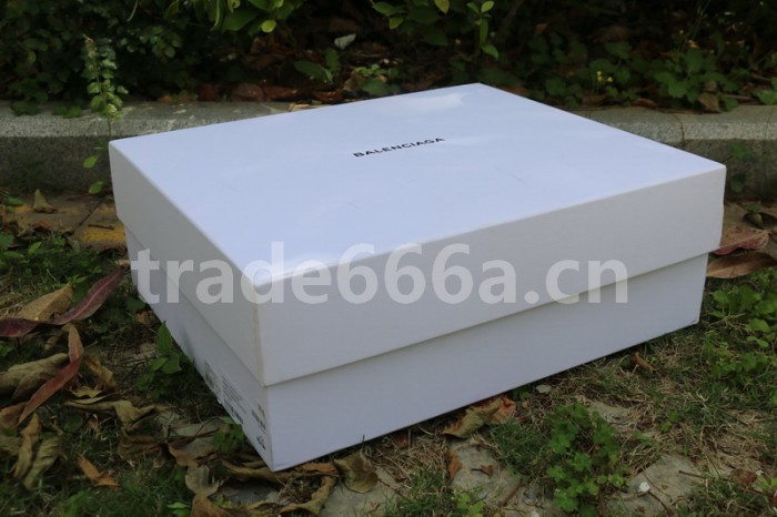 B 17FW Tripe-S High End Sneaker-009