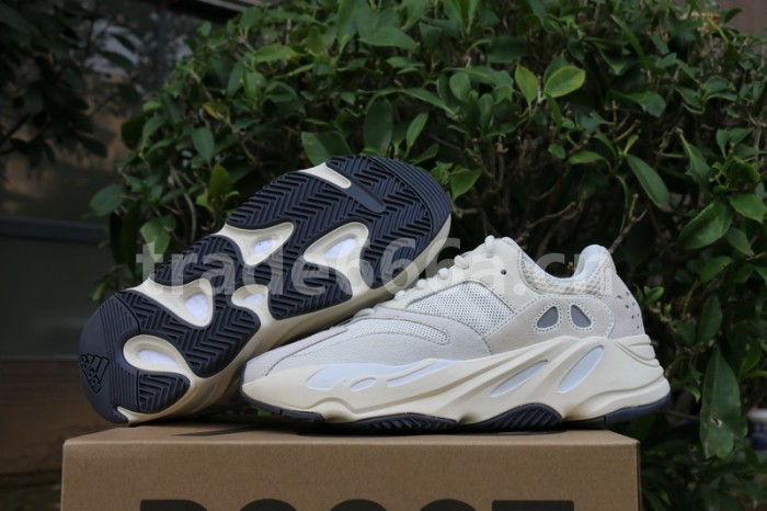 Authentic Yeezy 700“Analog”