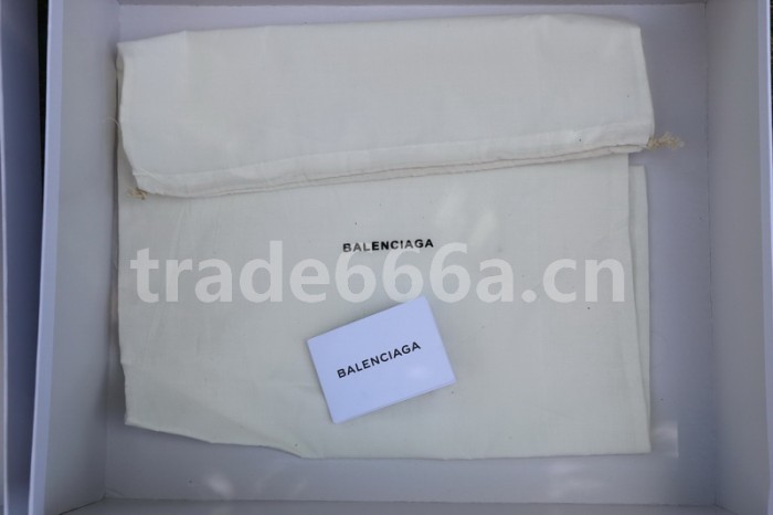 B 17FW Tripe-S High End Sneaker-009