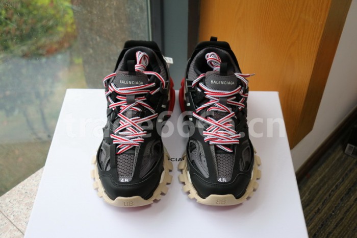 B 17FW Tripe-S High End Sneaker-052