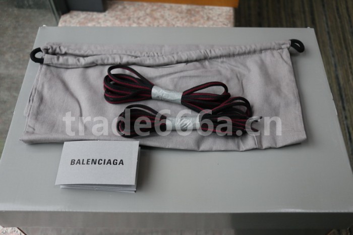 B 17FW Tripe-S High End Sneaker-065