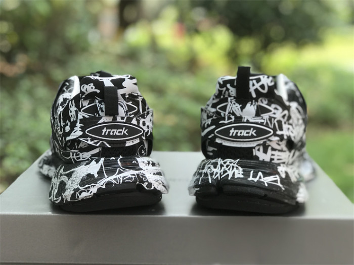 B 17FW Tripe-S High End Sneaker-379