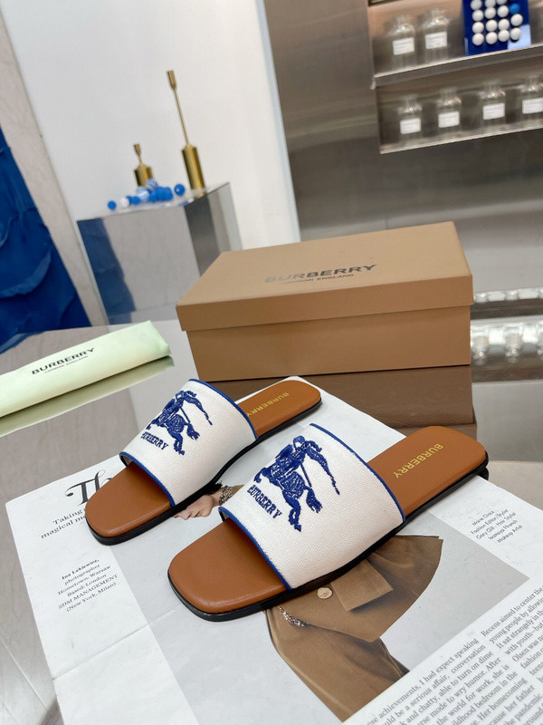 Burberry women slippers AAA-051