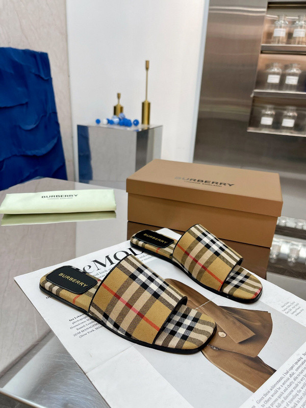 Burberry women slippers AAA-055
