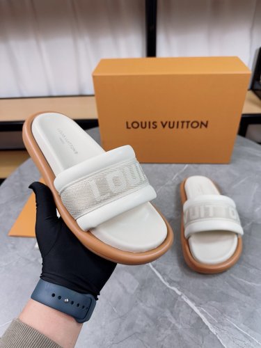 LV Sandals 1：1 Quality-900