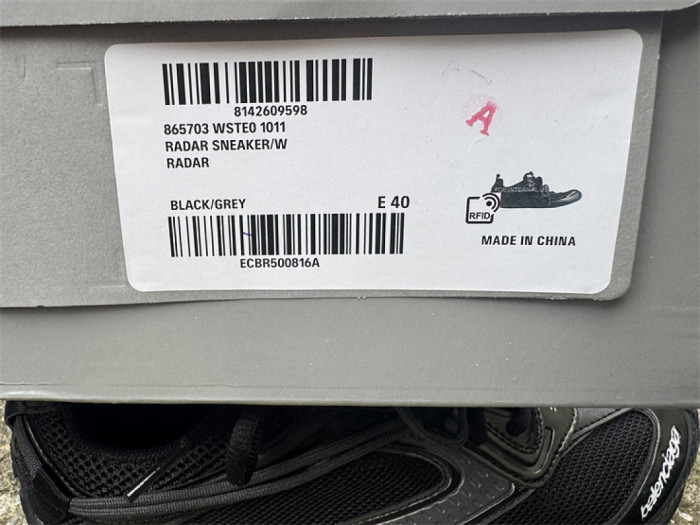 B 17FW Tripe-S High End Sneaker-700