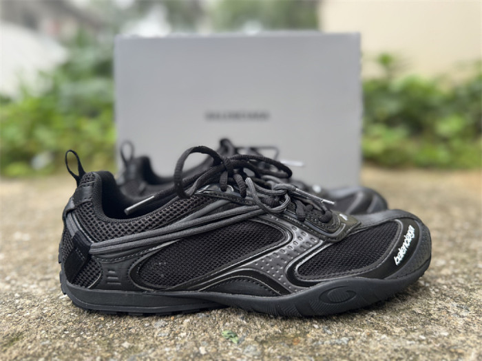 B 17FW Tripe-S High End Sneaker-700