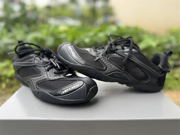 B 17FW Tripe-S High End Sneaker-700