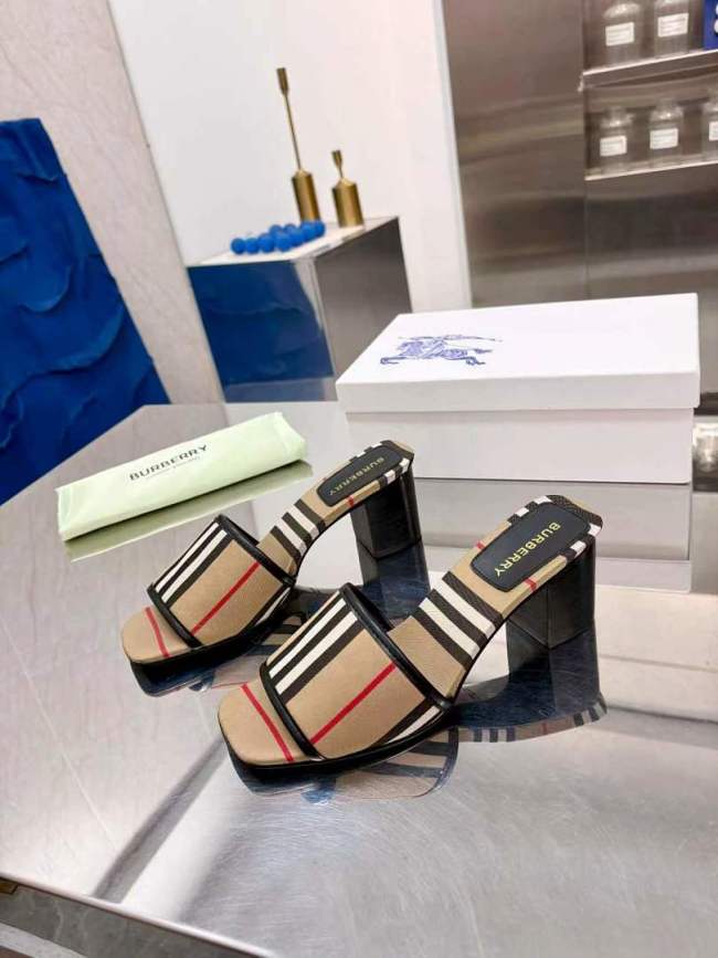 Burberry women slippers AAA-057