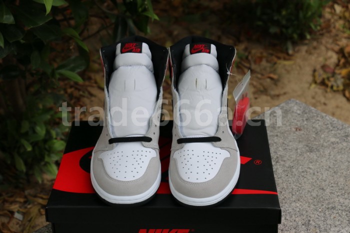 Authentic Air Jordan 1 High OG“ Light Smoke Grey”