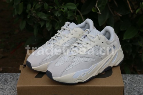Authentic Yeezy 700“Analog”