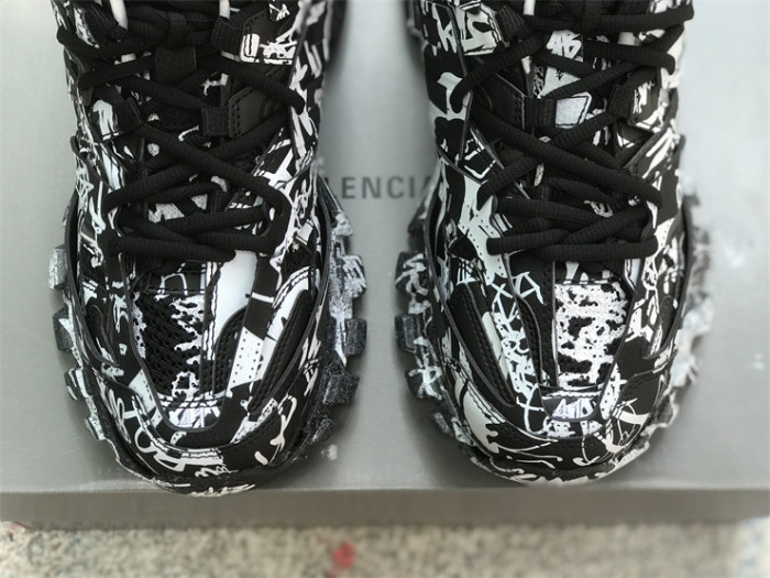 B 17FW Tripe-S High End Sneaker-379