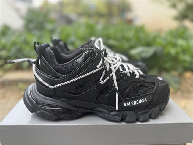 B 17FW Tripe-S High End Sneaker-688