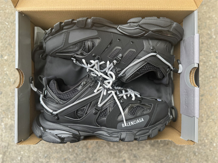 B 17FW Tripe-S High End Sneaker-688