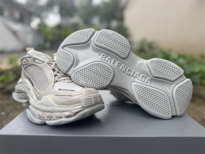 B 17FW Tripe-S High End Sneaker-709