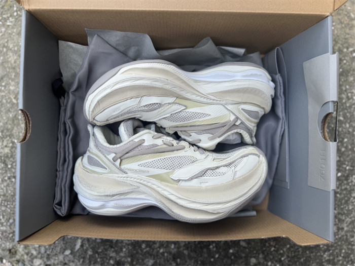 B 17FW Tripe-S High End Sneaker-714