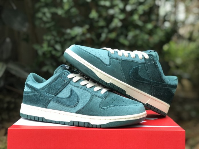 Authentic Nike Dunk Low “Green Velvet“