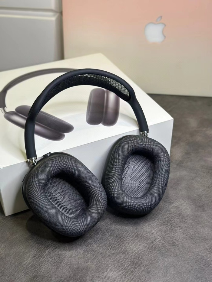Air Pods MaX in