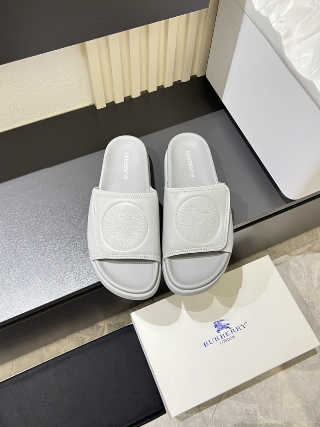 Burberry men slippers AAA-091