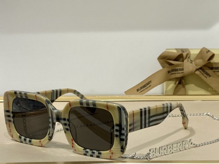 Burberry Sunglasses AAAA-982