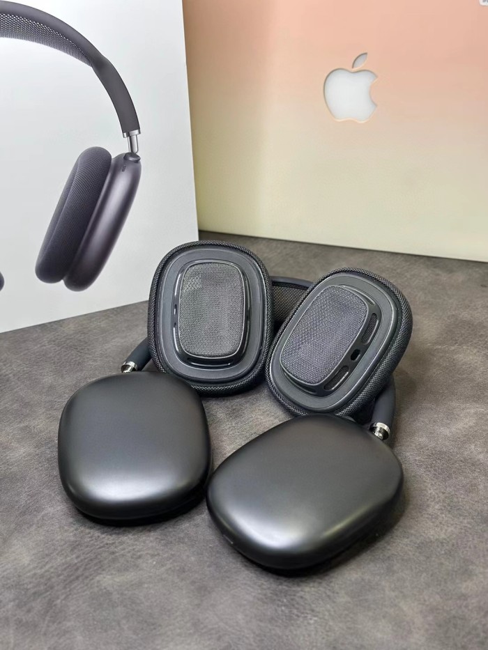 Air Pods MaX in