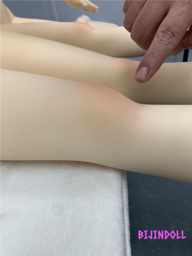 B級品 aotumedoll A02 135CM-Aカップ【細い】 シリコン製 新品ヘッド含む 右脚に膨らみ 左脚は伸ばすと少し浮き上がり