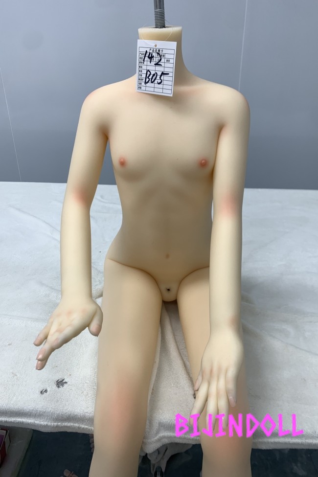 B級品 B05 AotumeDoll 142cm 男性 シリコン製 アダルト ドール 体の関節が硬すぎる