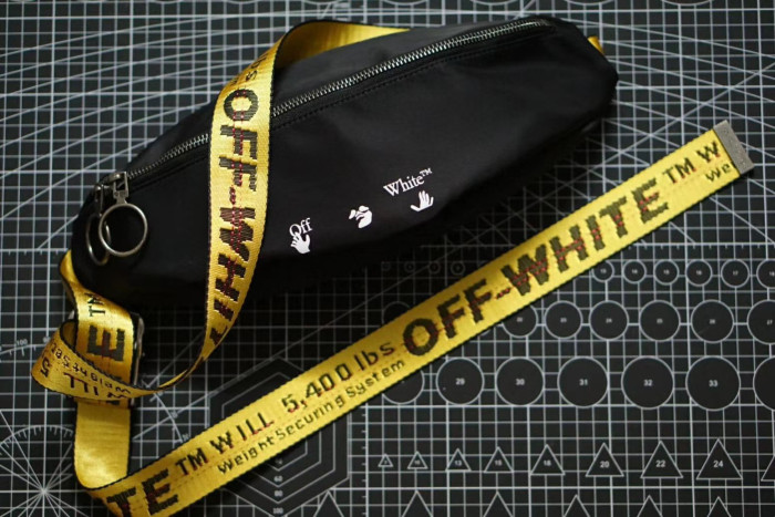 [buy more save more] Off whitе new logo fannypack belt waist bag