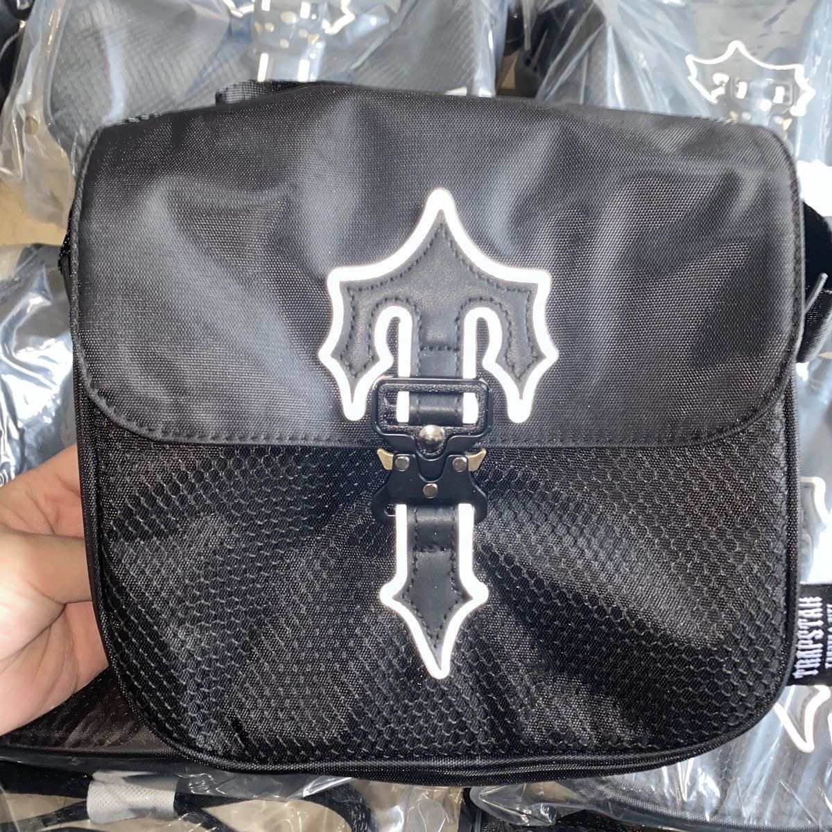1:1 quality versiob trapstar classic logo shoulder bag-trap
