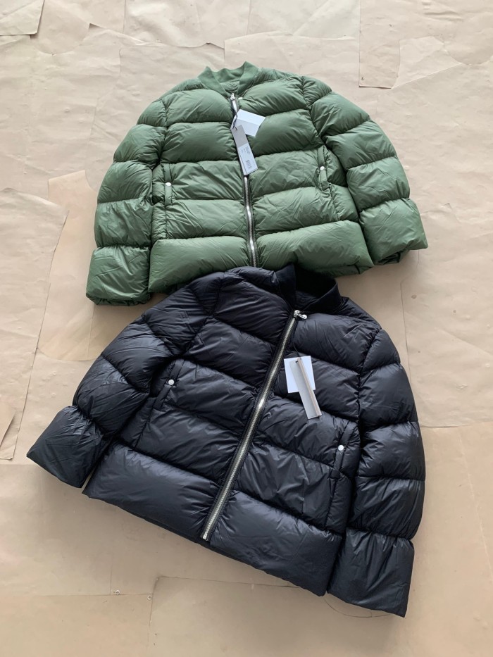 Matching color silhouette down jacket