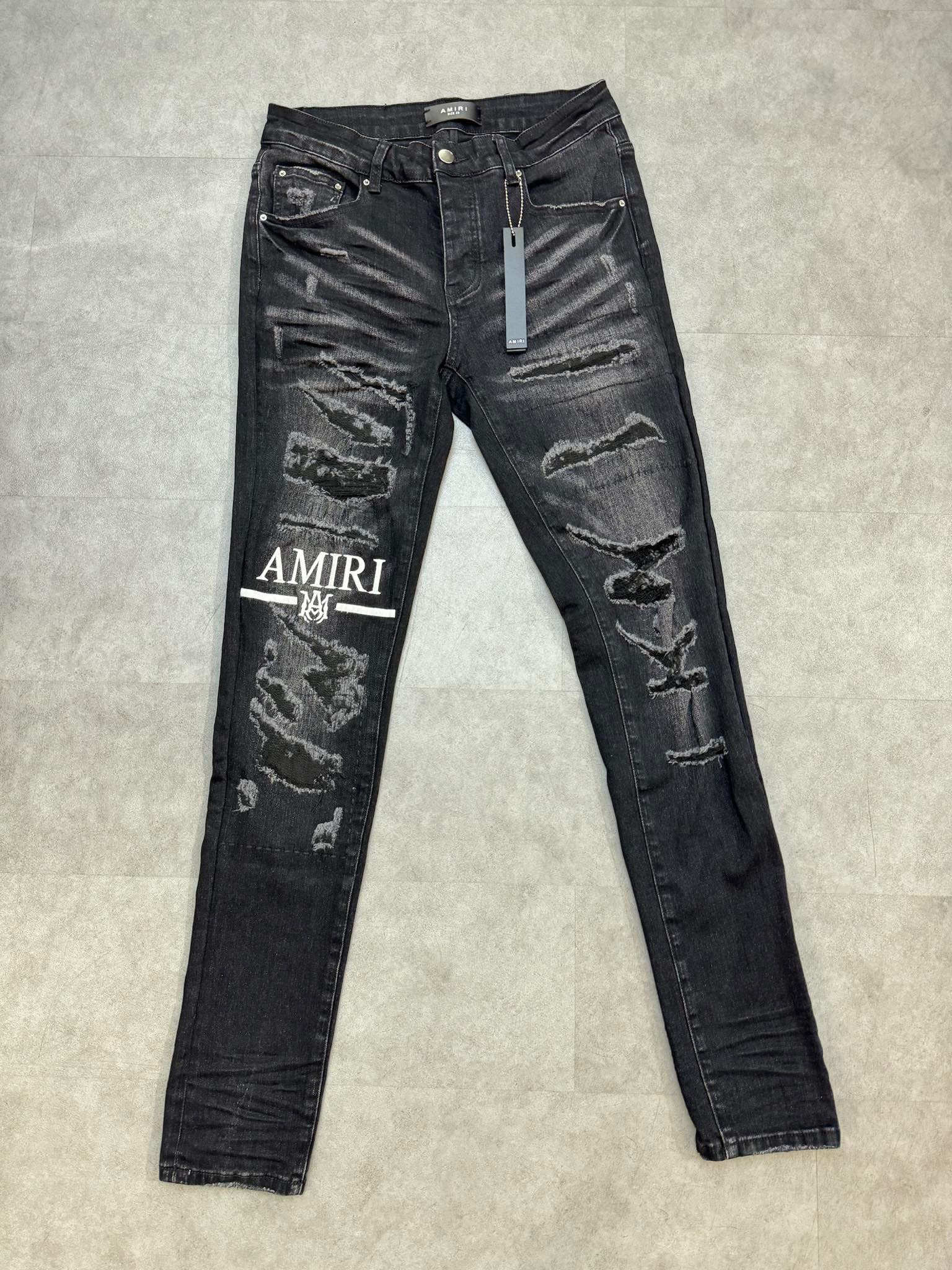 1:1 quality version am monogrammed embroidered logo ripped jeans