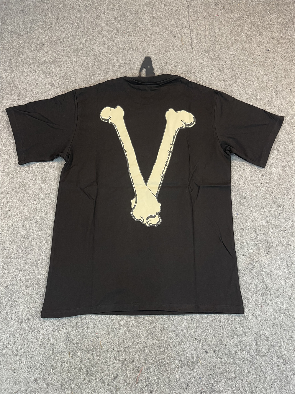 [buy more save more] vlone letter bone v tee