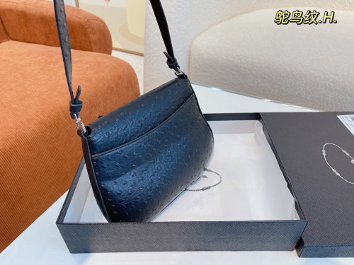 designer bag A timeless and classic underarm bag that is light and stylish handbag